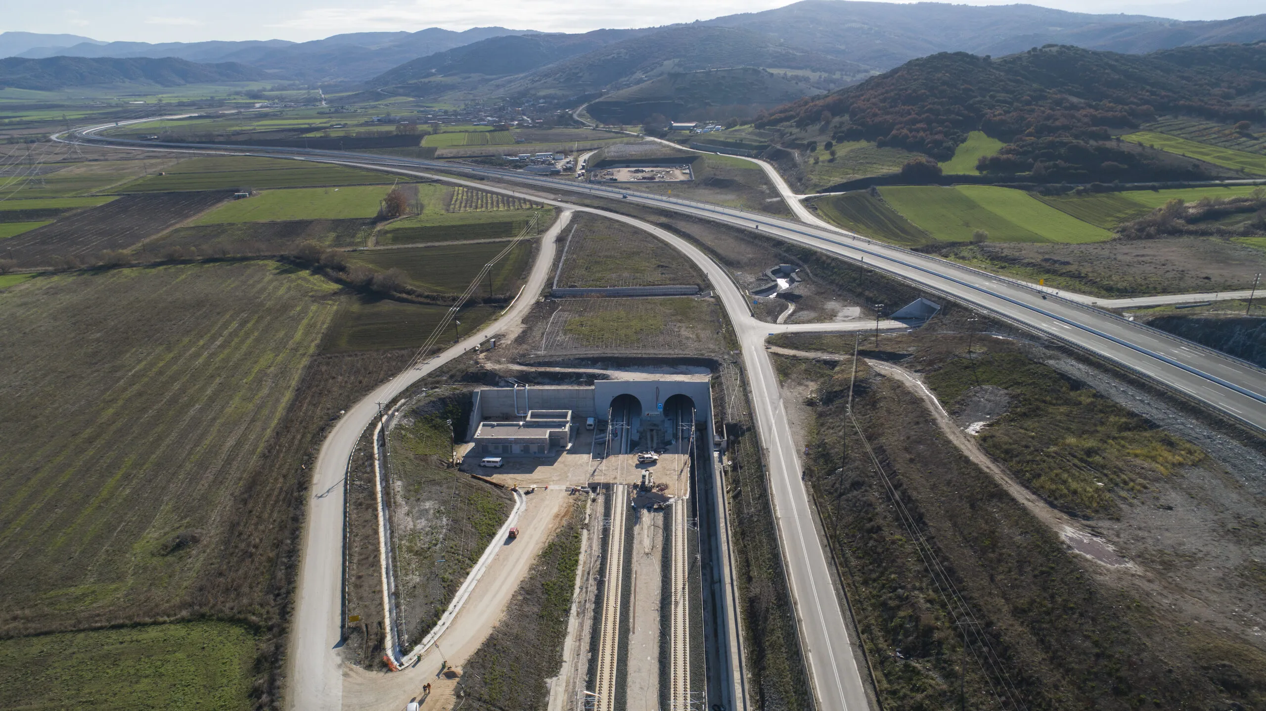 Εναέρια άποψη της σιδηροδρομικής γραμμής στο τμήμα Τιθορέα–Δομοκός.