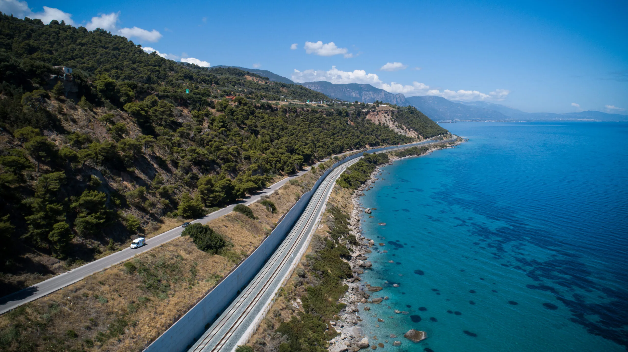 Η νέα διπλή σιδηροδρομική γραμμή δίπλα στην ακτή.