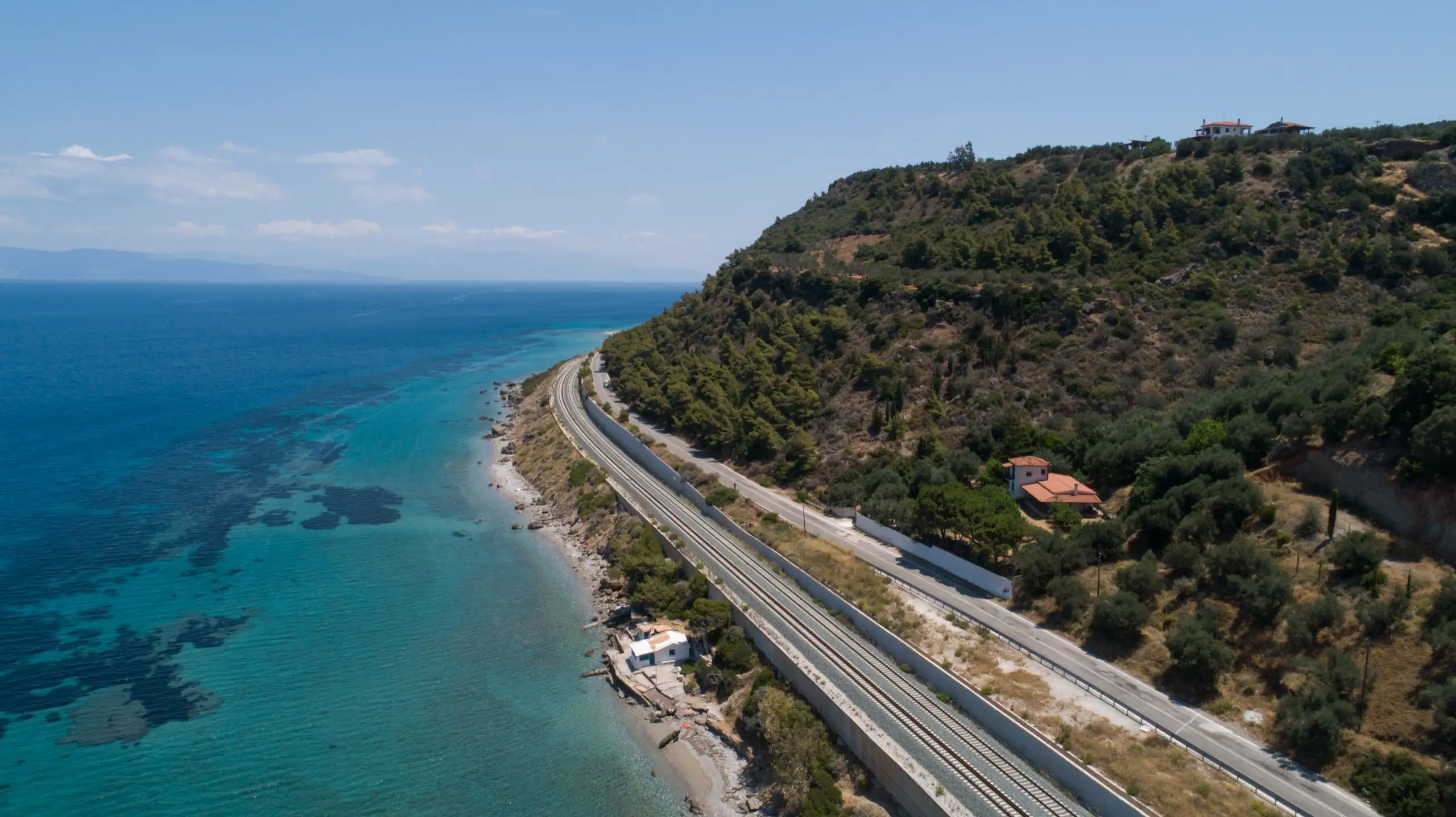 Σιδηροδρομική γραμμή δίπλα στη θάλασσα στο τμήμα Κιάτο–Ροδοδάφνη.