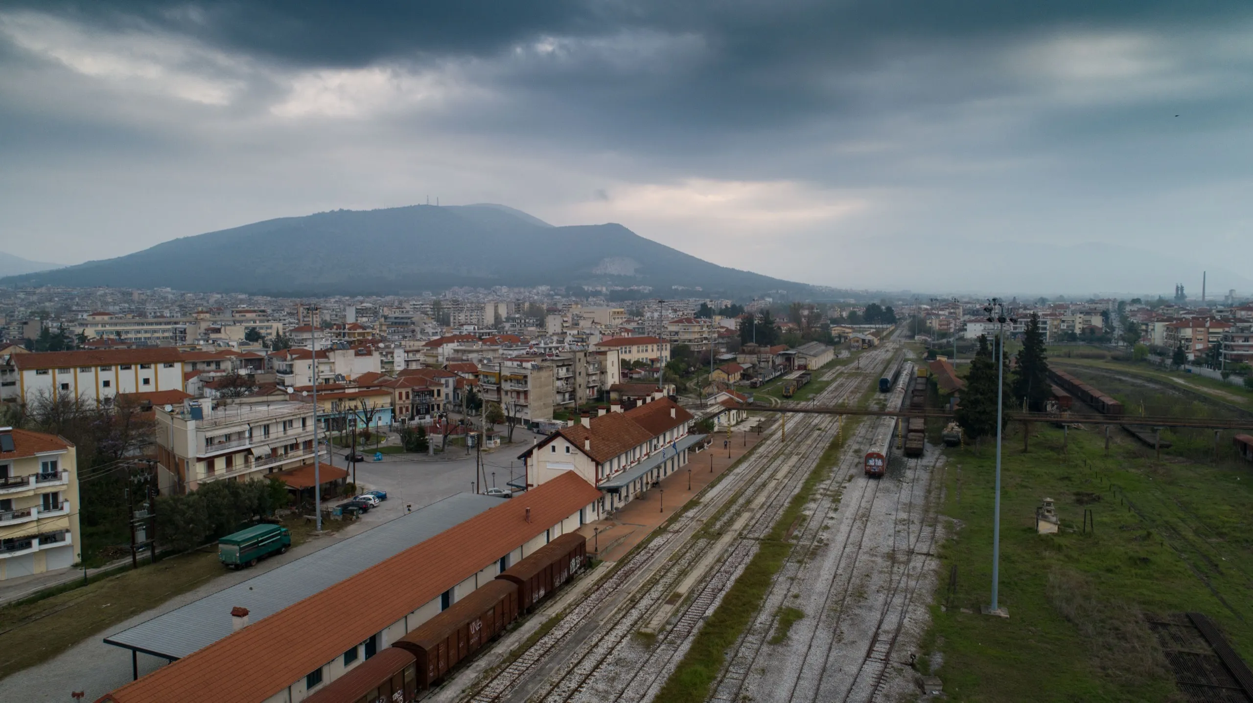 Αεροφωτογραφία του σιδηροδρομικού σταθμού Δράμας.