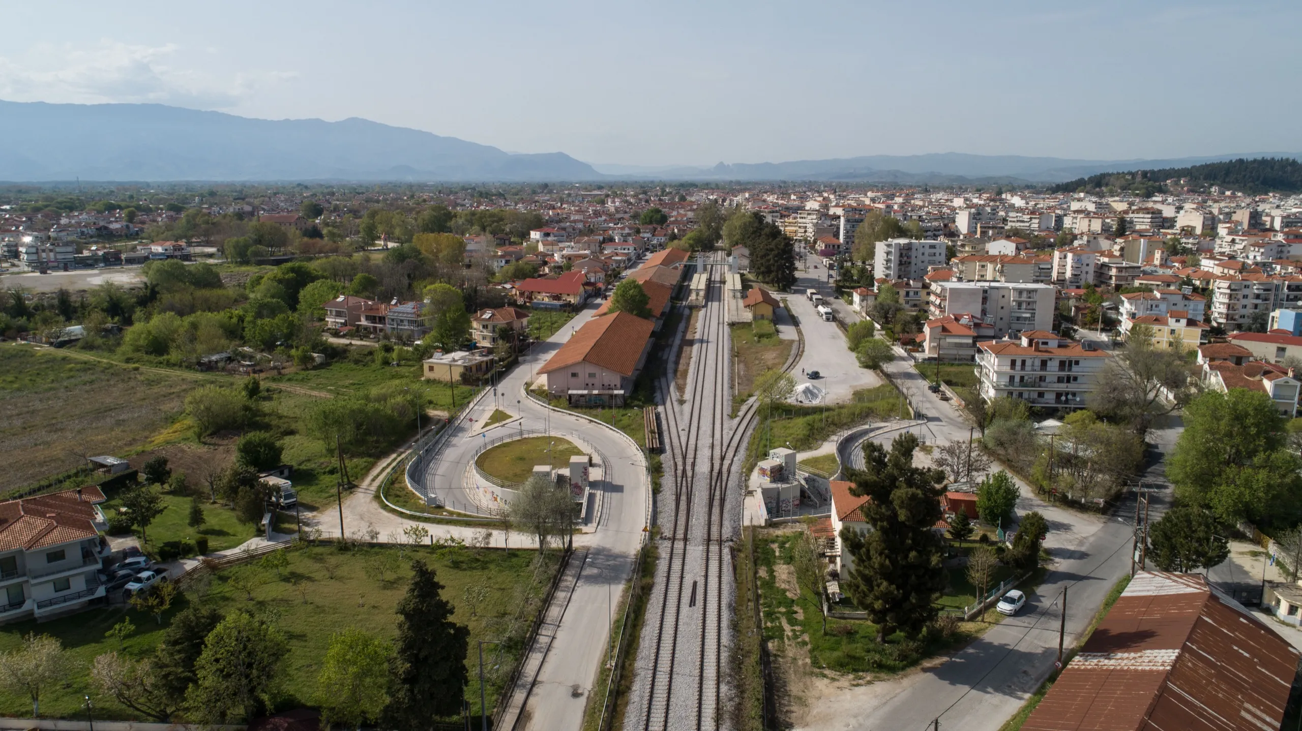 Αεροφωτογραφία του σιδηροδρομικού σταθμού Τρικάλων.