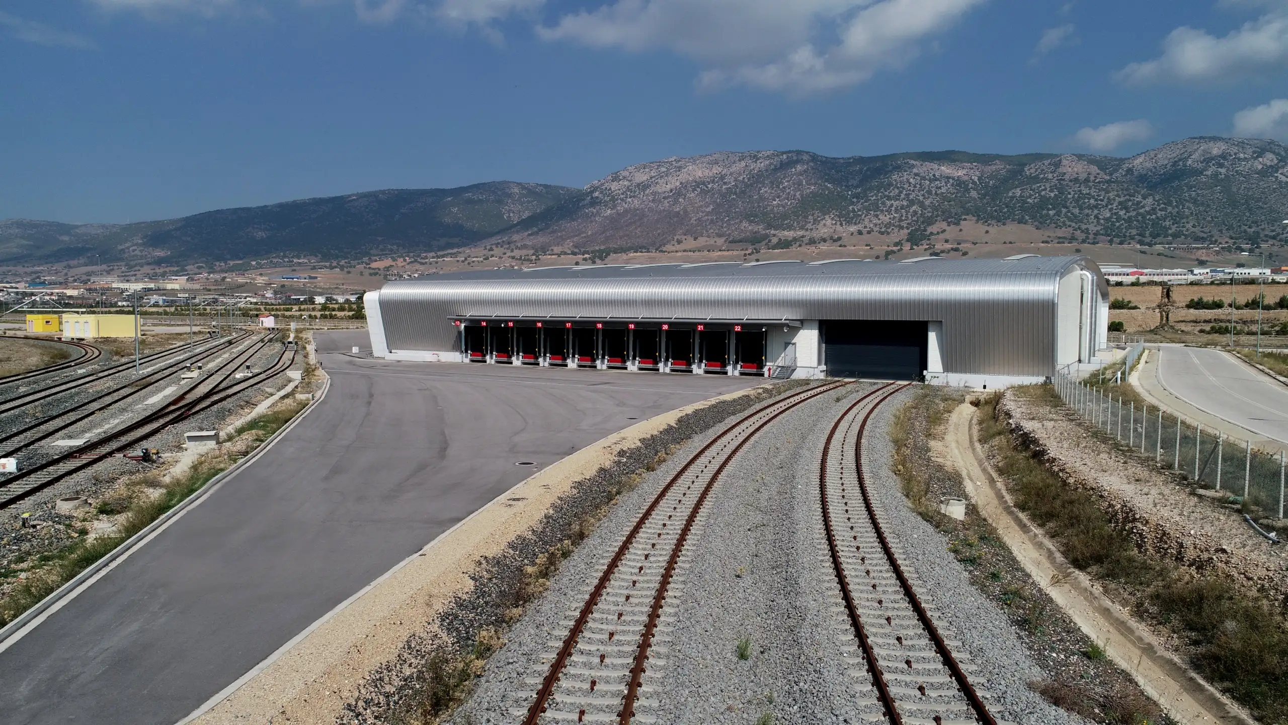 Σιδηροδρομικές γραμμές και εγκαταστάσεις στο Συγκρότημα Θριασίου Πεδίου.