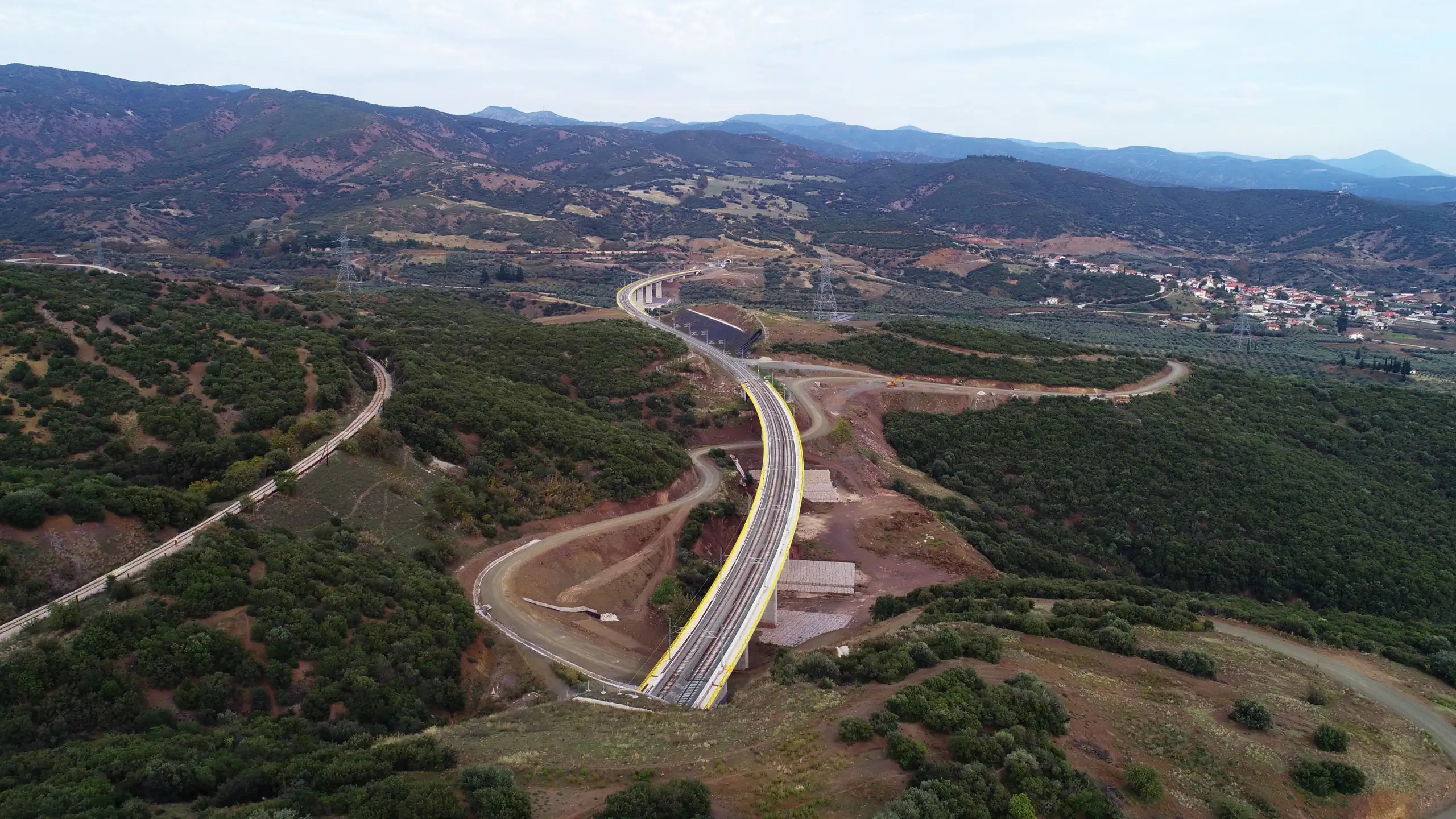 Εναέρια άποψη σιδηροδρομικής γραμμής στην Ελλάδα.