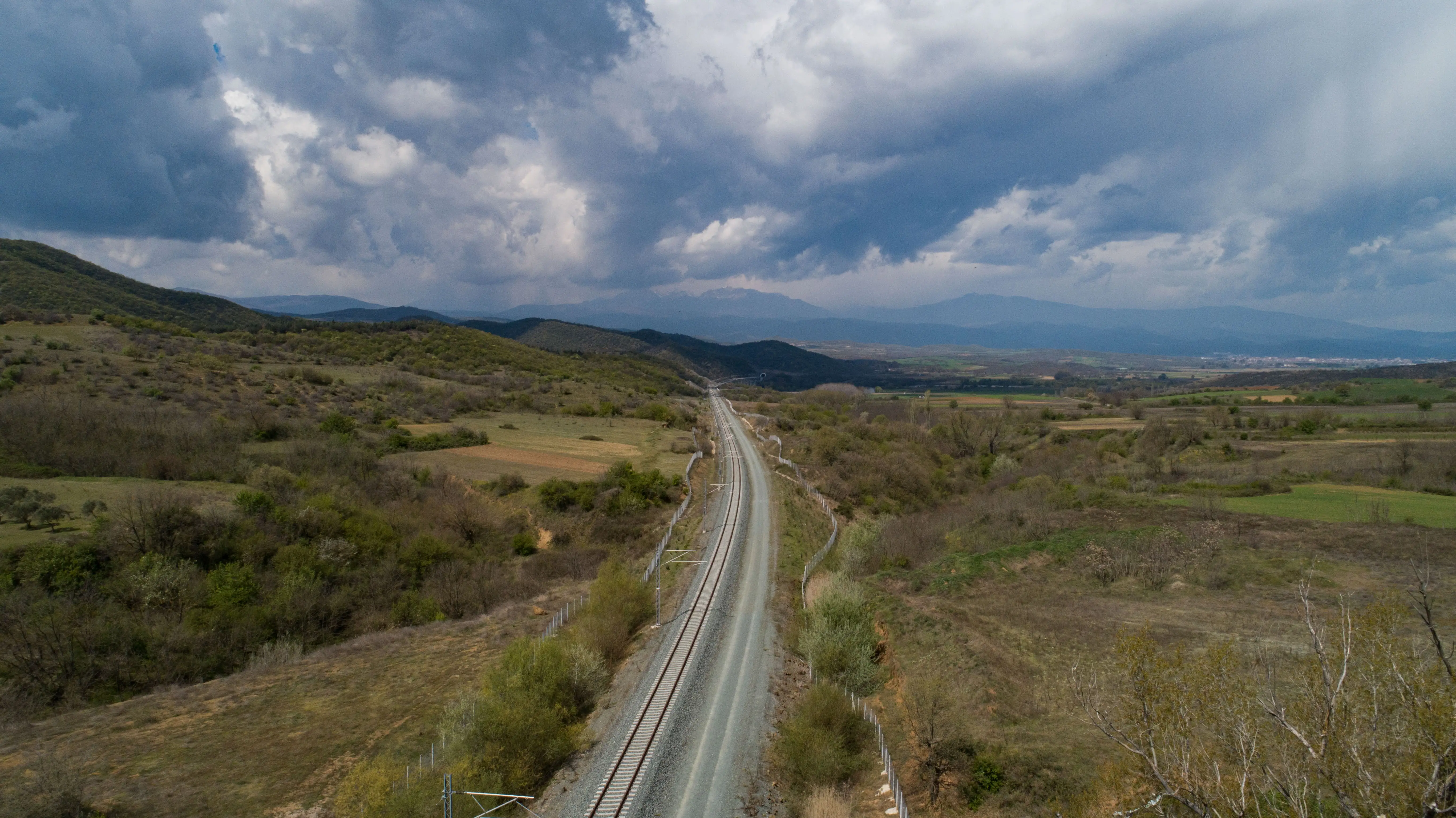 Εναέρια άποψη της νέας σιδηροδρομικής γραμμής μεταξύ Πολυκάστρου και Ειδομένης.