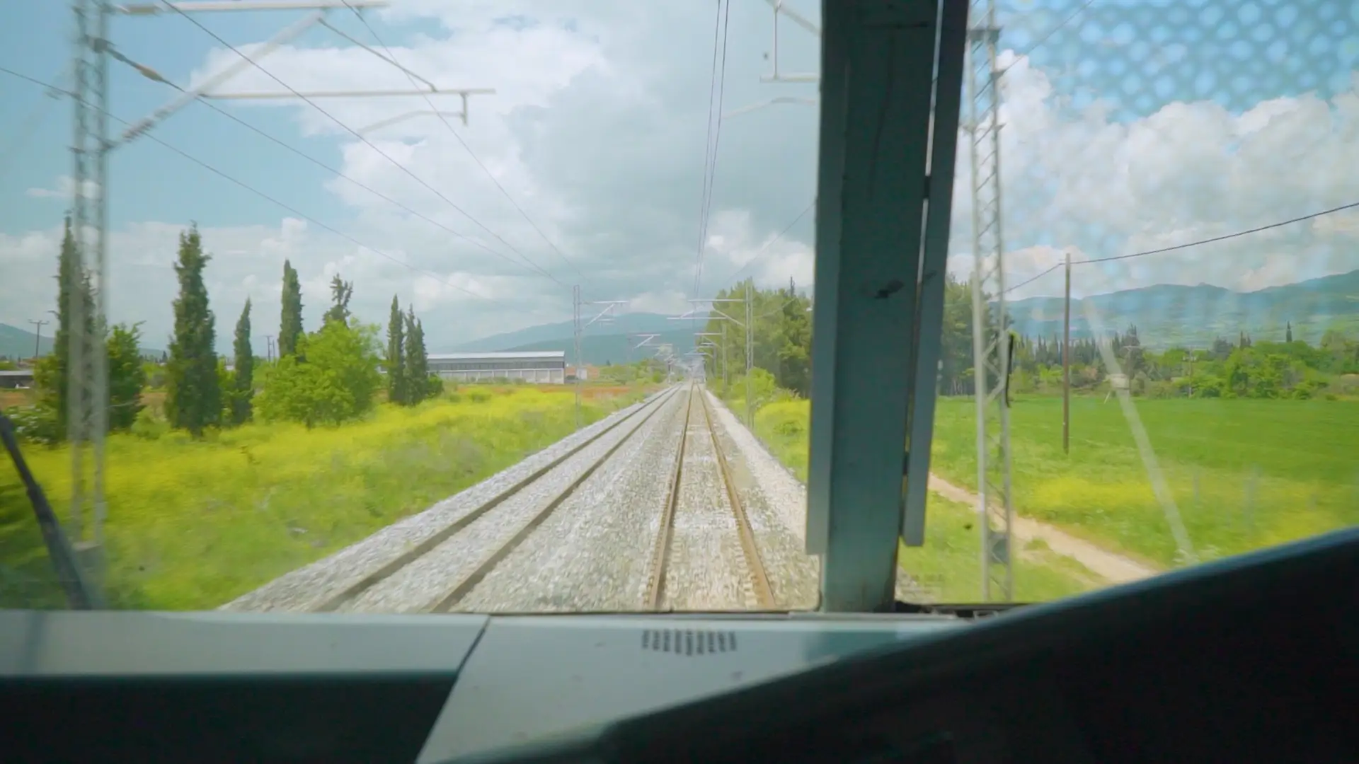 Θέα της ηλεκτροκινούμενης σιδηροδρομικής γραμμής από τη θέση οδήγησης κατά τη διάρκεια δοκιμών ETCS.