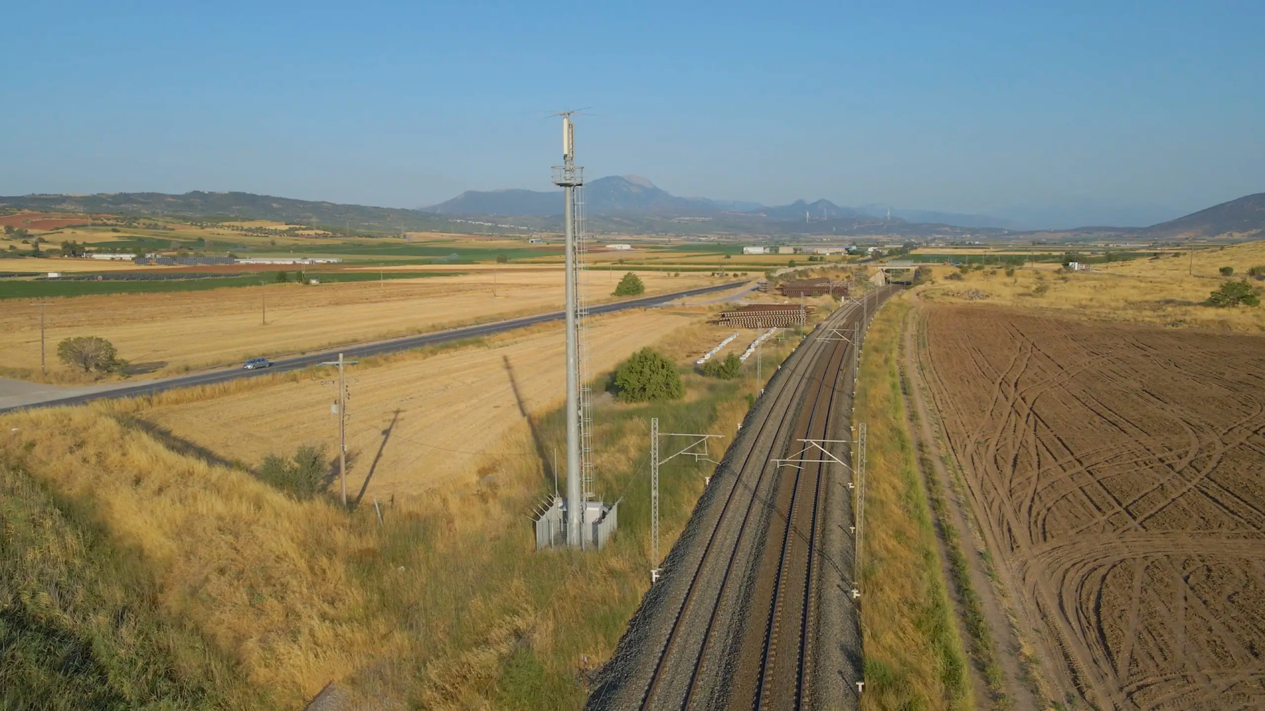 Εξοπλισμός δικτύου GSM-R σε σιδηροδρομική γραμμή.