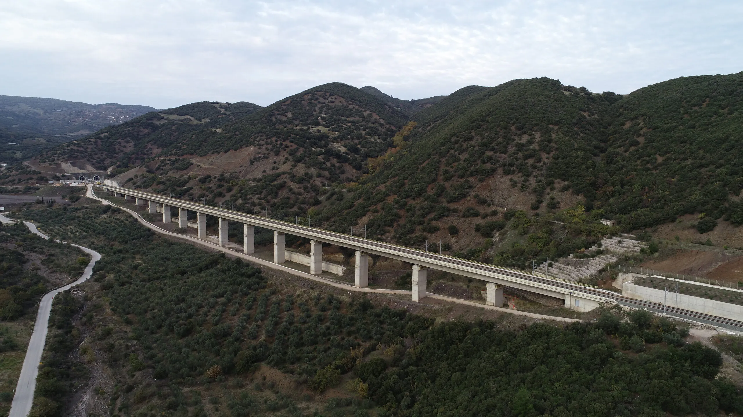 Σιδηροδρομική γέφυρα σε ορεινό τμήμα της γραμμής Τιθορέα–Δομοκός.