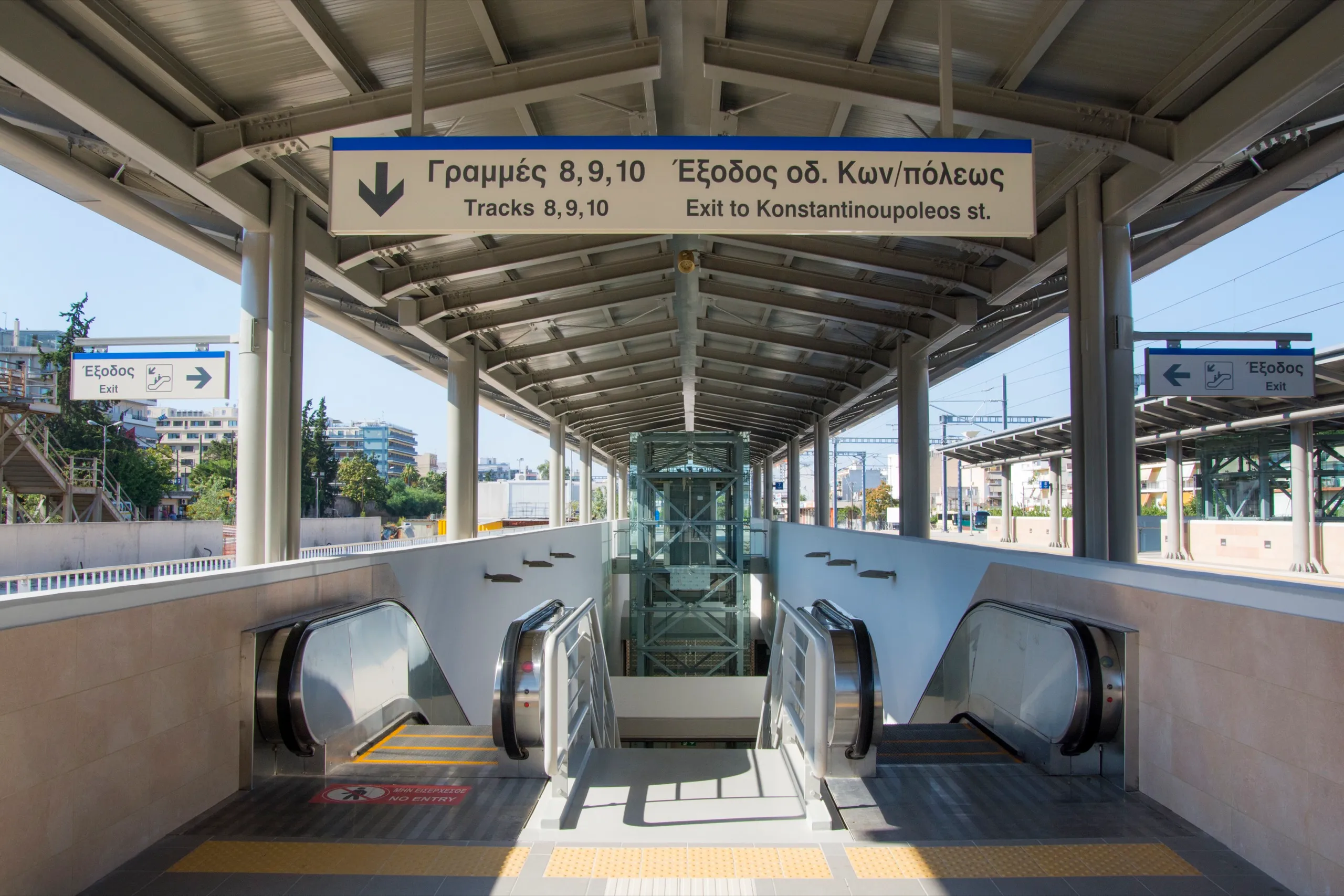Αποβάθρες και γραμμές στον Κεντρικό Σιδηροδρομικό Σταθμό Αθηνών.