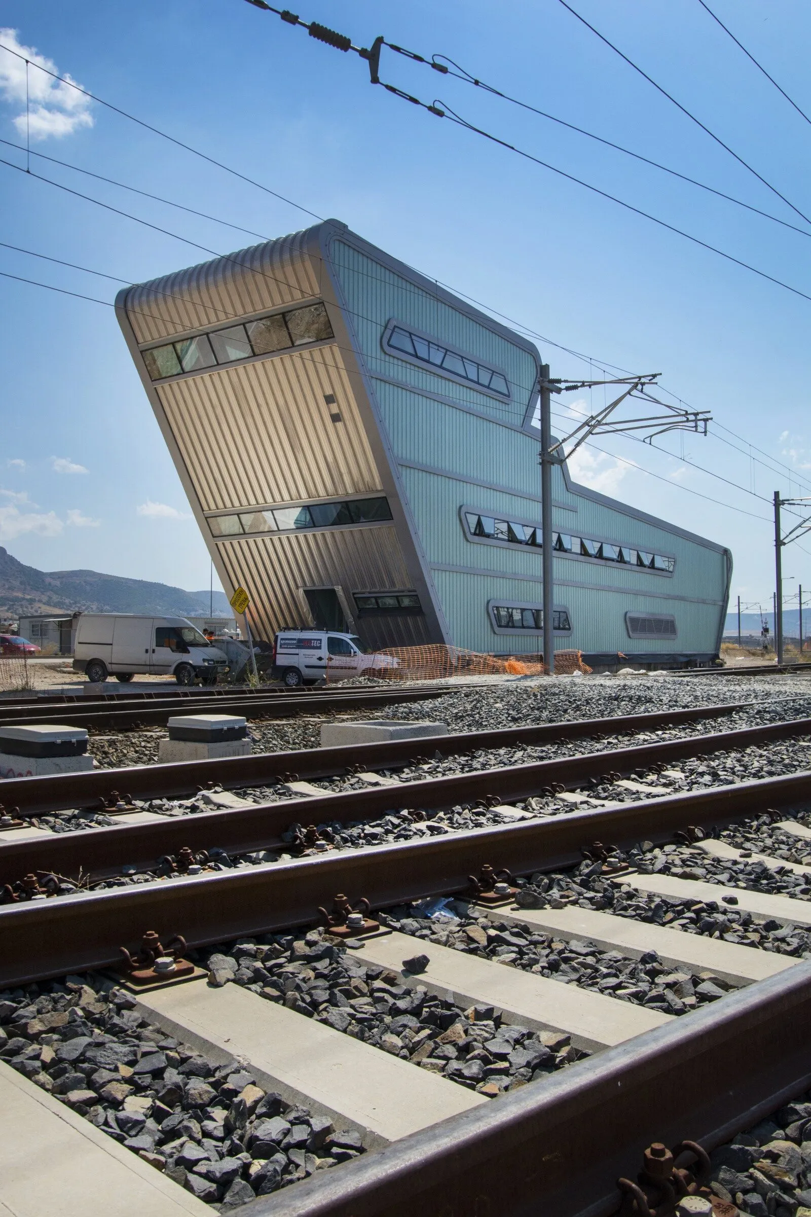 Κτίριο δίπλα στις σιδηροδρομικές γραμμές του Θριασίου Πεδίου.