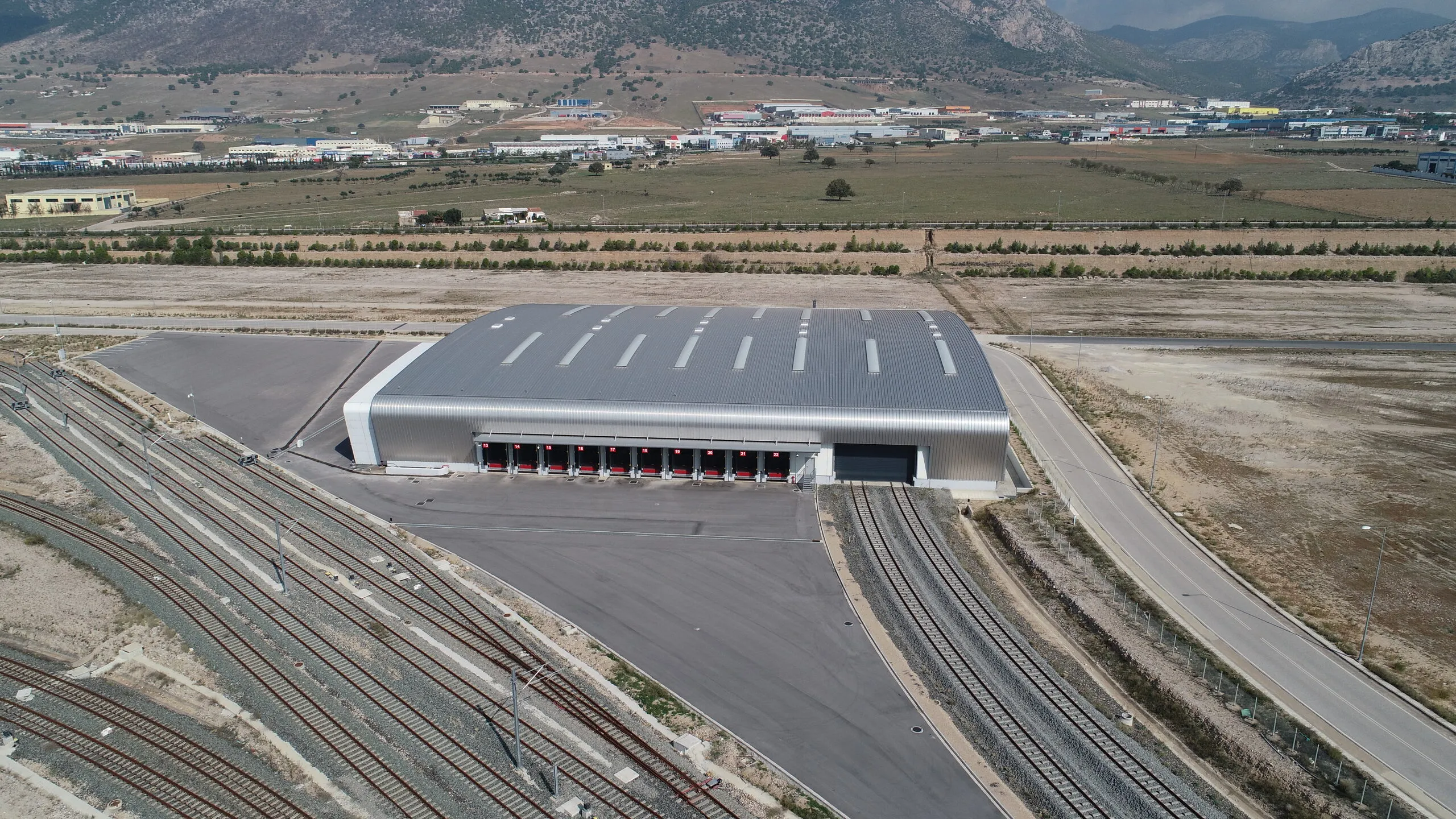 Σιδηροδρομικές γραμμές και στεγασμένη εγκατάσταση στο Θριάσιο Πεδίο.