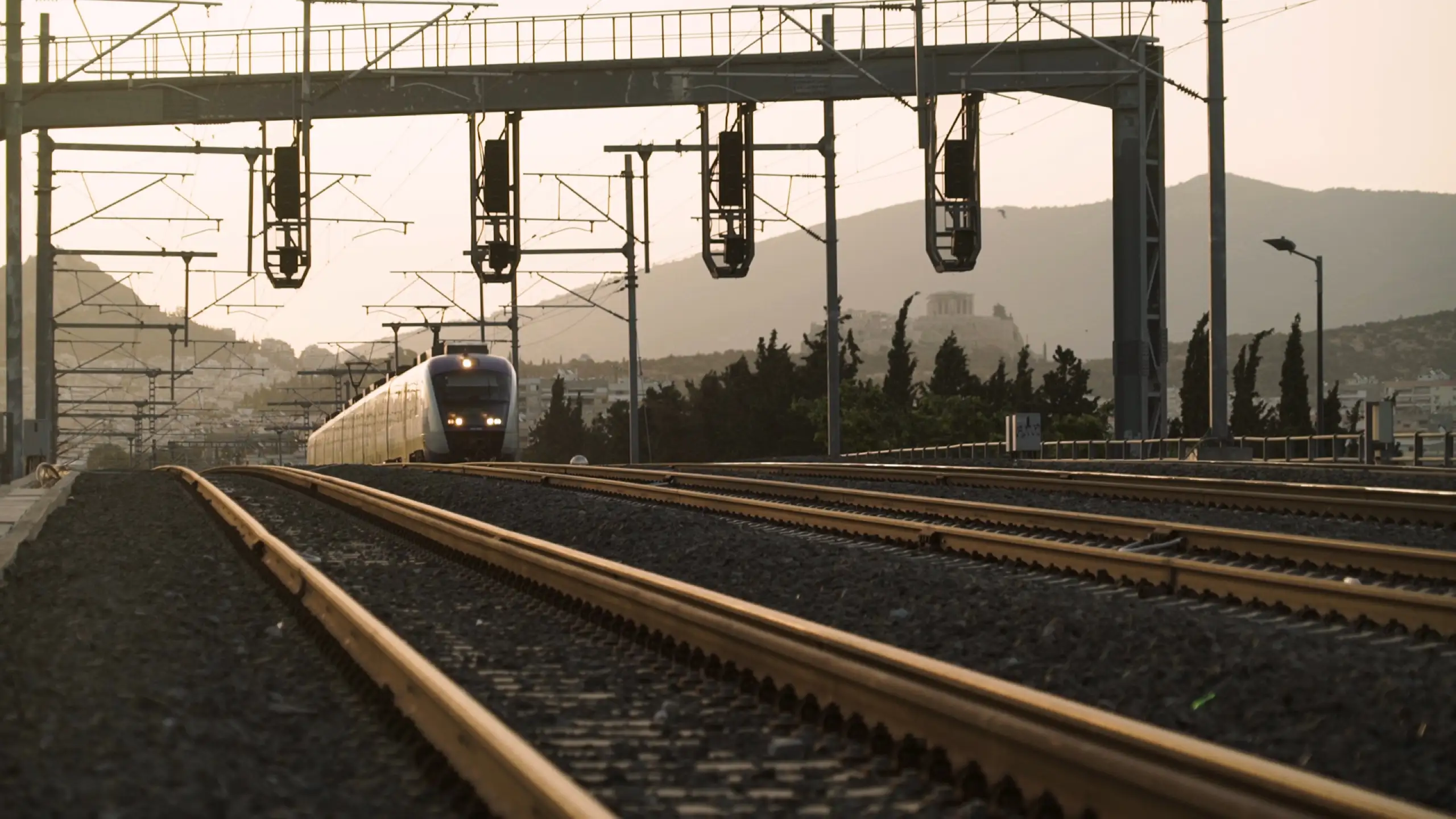 Ηλεκτροκινημένη διπλή σιδηροδρομική γραμμή με προαστιακό συρμό.