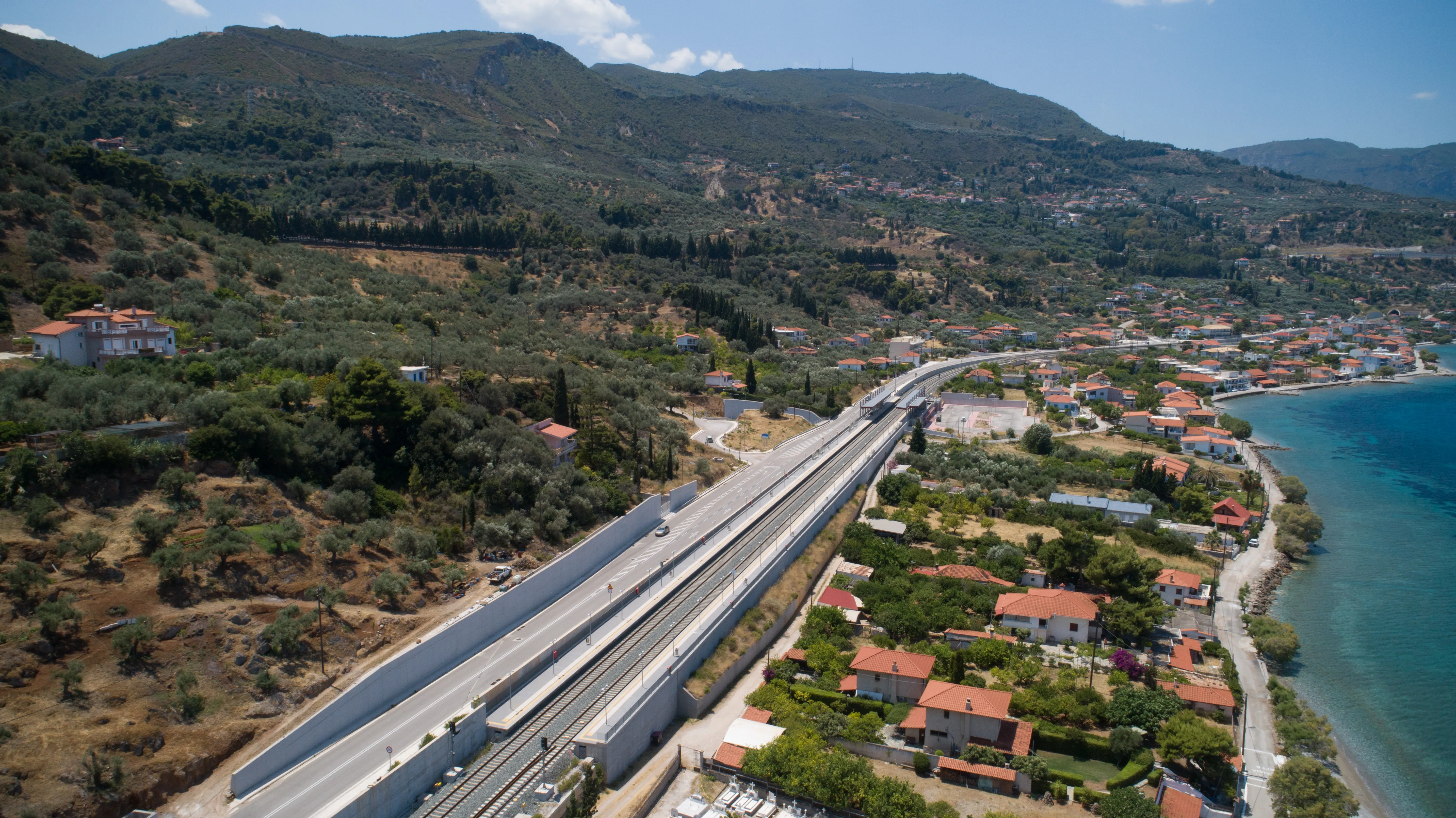 Εναέρια άποψη νέου σταθμού και διπλής γραμμής στο έργο Κιάτο–Ροδοδάφνη.