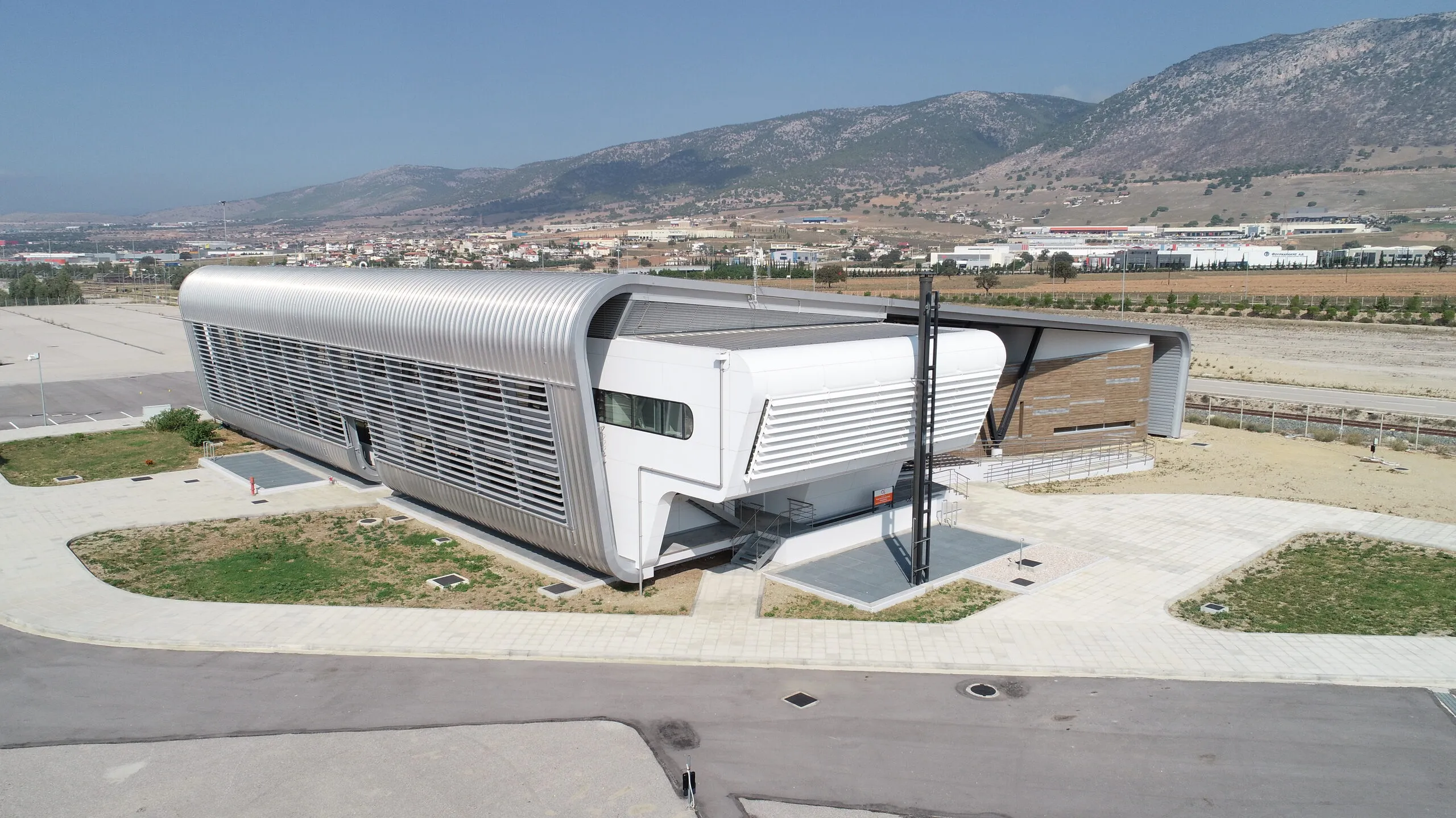 Κτίριο σιδηροδρομικών εγκαταστάσεων στο Θριάσιο Πεδίο.