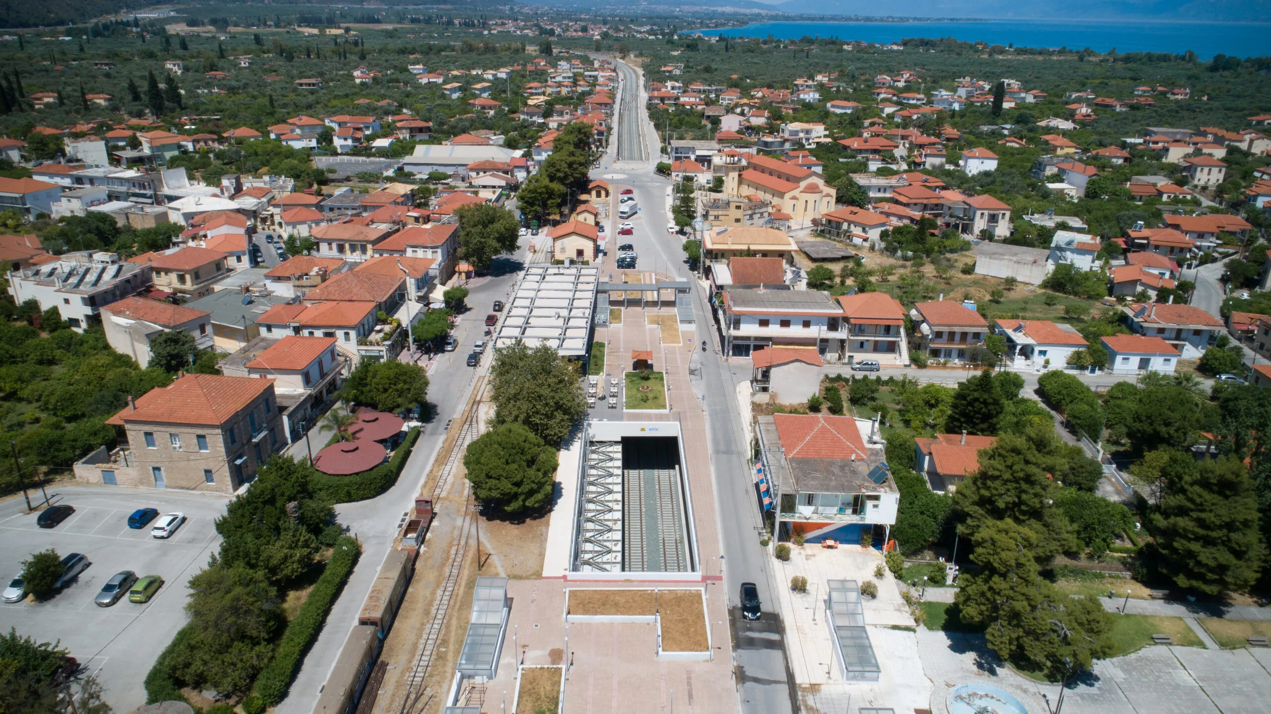 Εναέρια άποψη σταθμού της νέας γραμμής Κιάτο–Ροδοδάφνη.