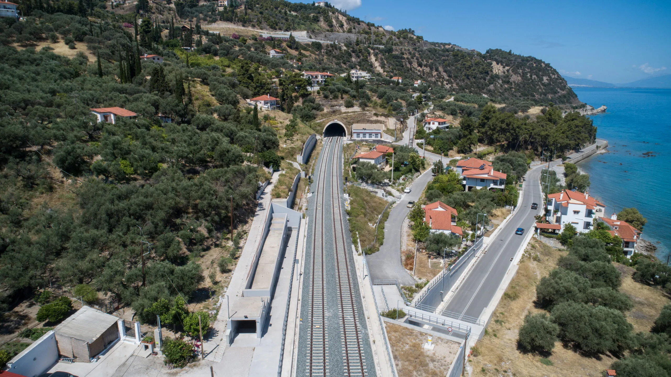 Νέα διπλή σιδηροδρομική γραμμή και είσοδος σήραγγας στο τμήμα Κιάτο–Ροδοδάφνη.