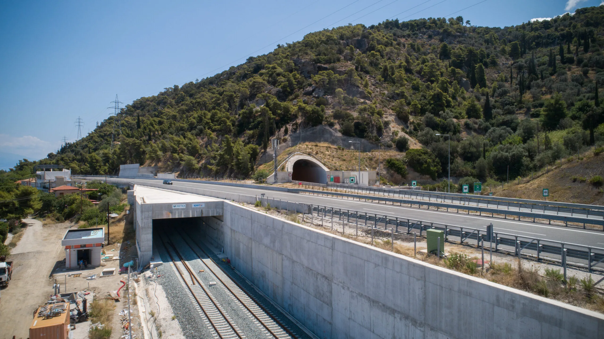 Είσοδος σιδηροδρομικής σήραγγας στο τμήμα Κιάτο–Ροδοδάφνη.